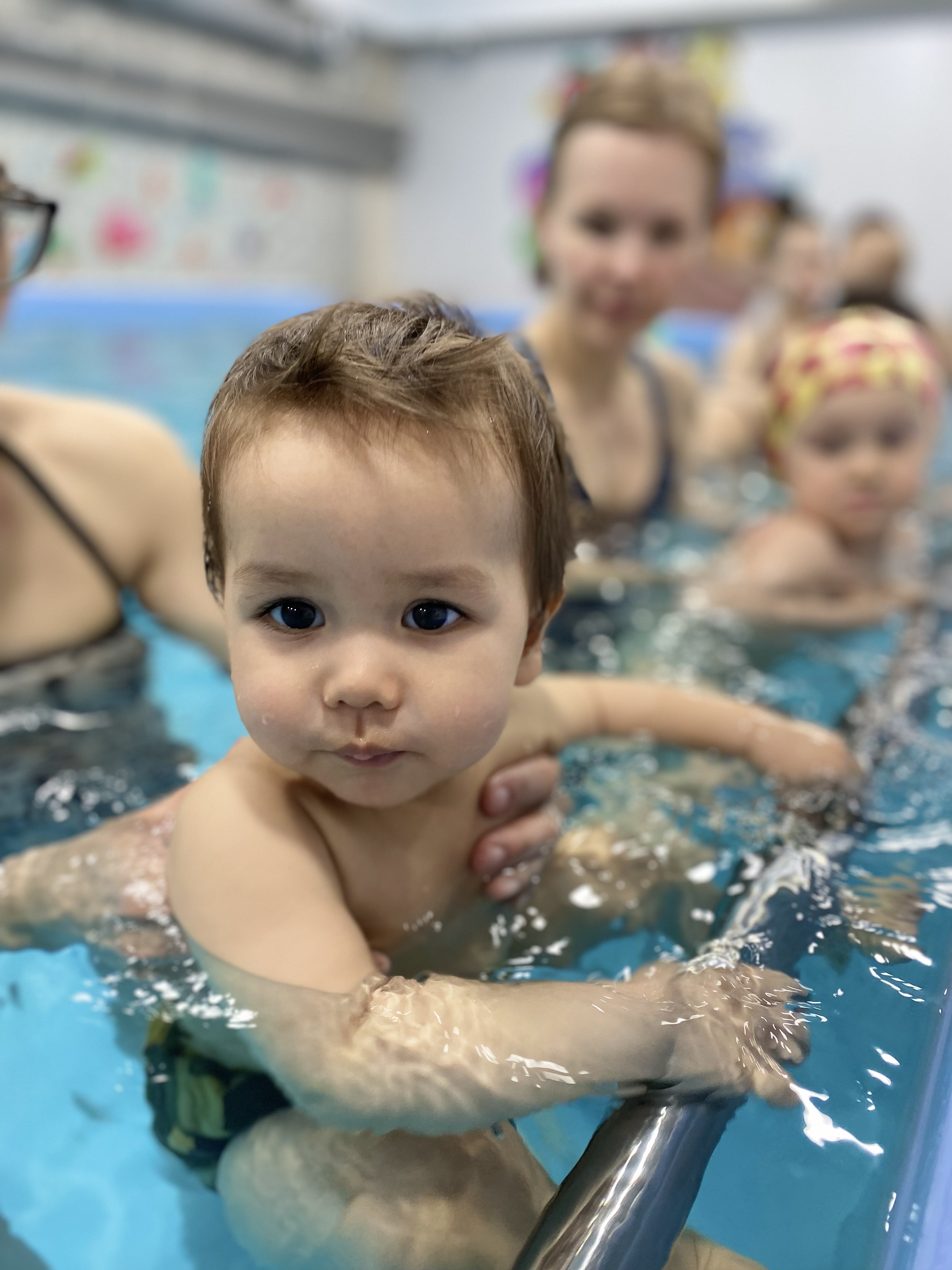 Ребенок на занятии в бассейне