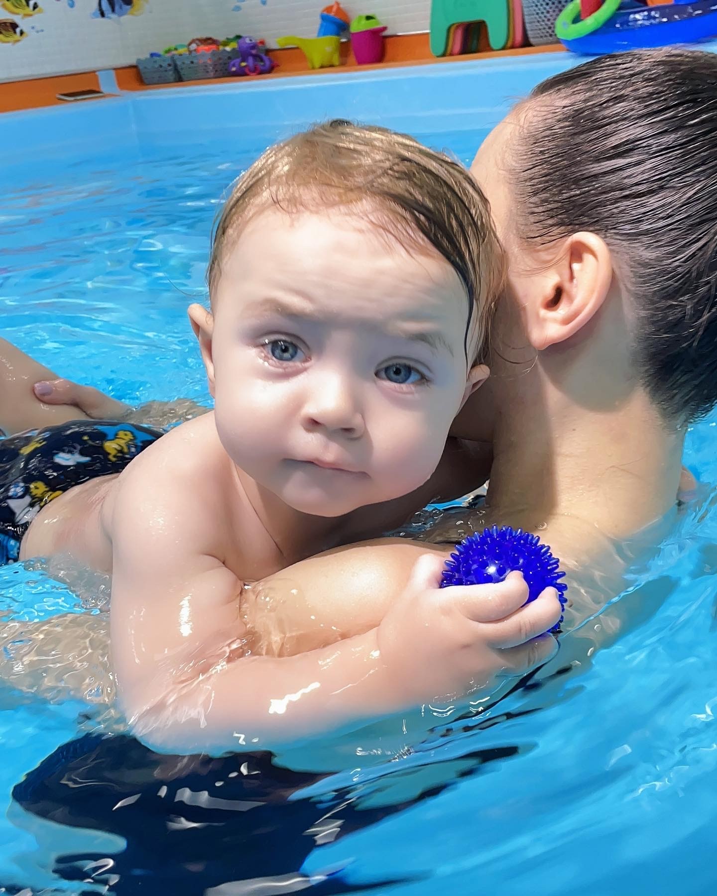 Ребенок на занятии в бассейне